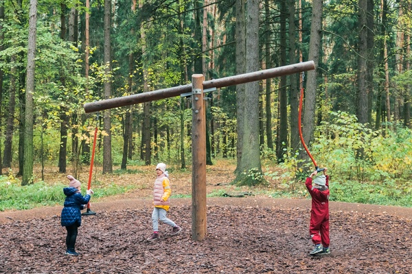 Waage in Lärche mit Stahlfüßen