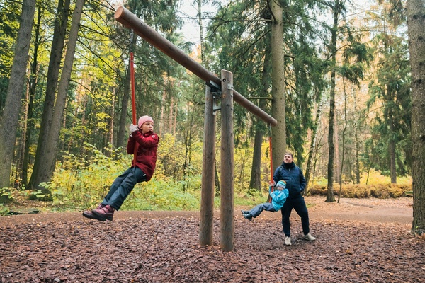 Waage in Lärche mit Stahlfüßen