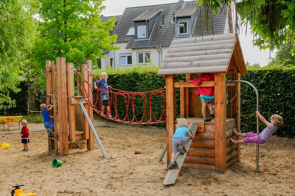 Kleine Plattformhütte mit Einrichtung