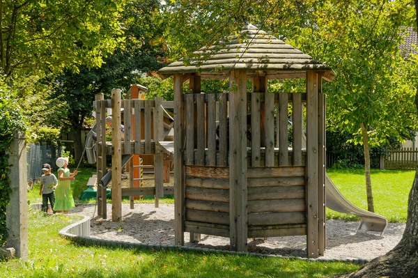 Hexagonal Hut with roof, walls and bench