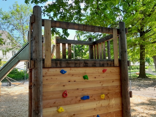 Kletterwand mit 11 Klettergriffen, Höhe = 2 m, Breite = 2 m