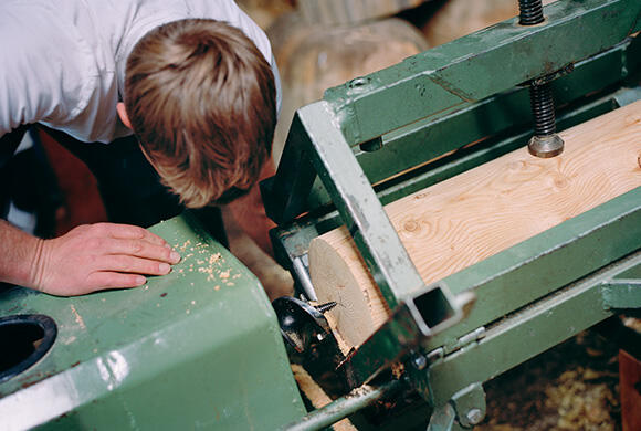 Schreiner in der Holzwerkstatt