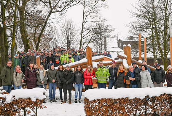 Gruppenfoto des gesamten Richter Teams im Winter auf dem Frasdorfer Spielplatz